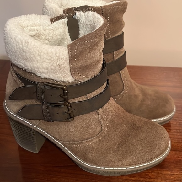 Booties, warm winter. Zipper side, suede.   Super cute! - Picture 5 of 7